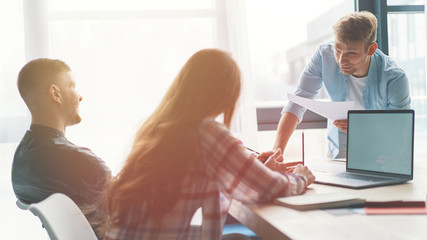 Obraz premium Team meeting with new startup project