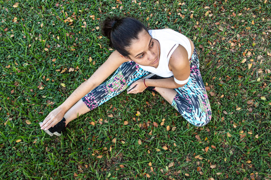 Mujer haciendo ejercicio, trotando, deporte. 