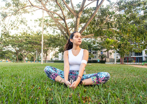 Mujer haciendo ejercicio, trotando, deporte. 