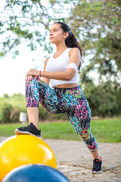 Mujer haciendo ejercicio, trotando, deporte. 