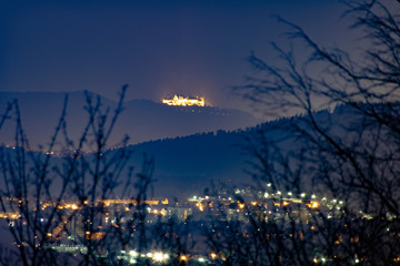 Bergschloss bei Nacht