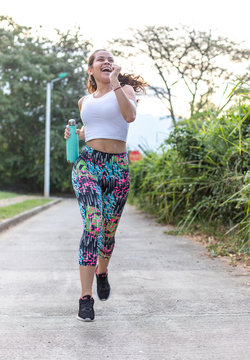 Mujer haciendo ejercicio, trotando, deporte. 