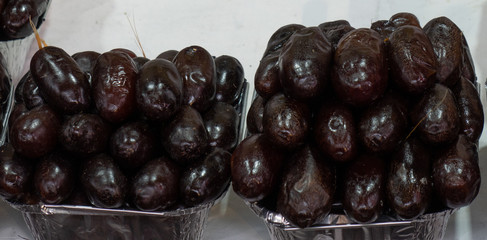 Aubergines empilées dans un marché d'Orient