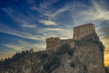 Obraz premium San Leo fortress during sunset with dreamy sky