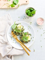 Wytrawne zielone gofry z pastą z awokado i jajkiem © Anna