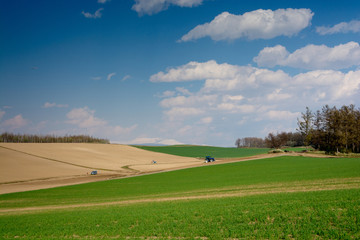 Fototapeta na wymiar 春の畑と農作業