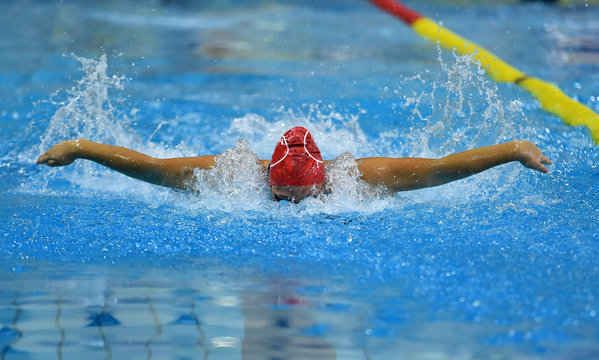 Nadadora En Una Competicion De Natacion