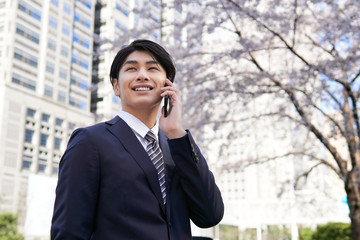 オフィス街で颯爽と歩く日本人男性ビジネスマン Wall Mural Mapo オフィス街で颯爽と歩く日本人男性ビジネスマン Wall Mural Mapo