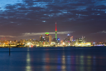 Fototapeta na wymiar ニュージーランド　オークランドのデボンポートからのスカイタワーと港の夜景