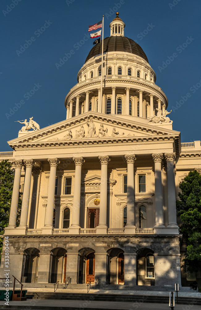 Wall mural california state capitol building late light