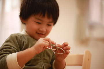 知恵の輪で遊ぶ男の子