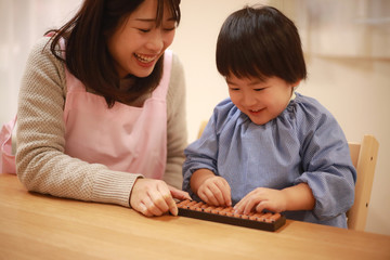 そろばんを使う幼稚園児