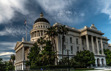 Obraz premium CALIFORNIA STATE CAPITOL BUILDING WITH CLOUDS