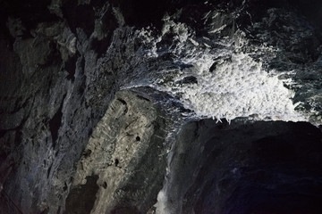 Obraz na płótnie Canvas Interior of a salt mine, ceiling of a tunnel covered in salt formations