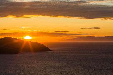 ニュージーランド　ウェリントン近郊のマカラ・ウォークウェイの丘からの夕日