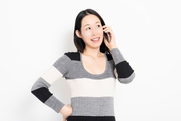 スマホで電話をする女性