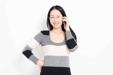 スマホで電話をする女性