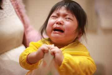 食事エプロンを嫌がる女の子