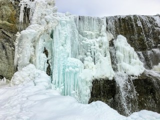 Fototapeta na wymiar Frozen waterfall