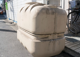 住宅設備　劣化した　給水タンク