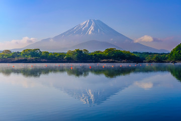 精進湖と富士山