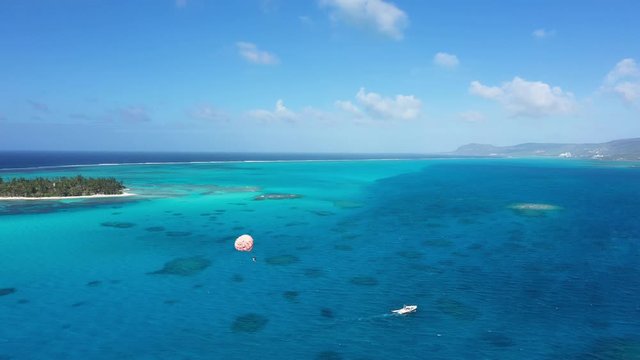 サイパン　マニャガハ島　ドローン撮影　パラセーリング