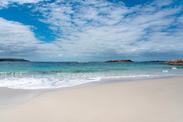 Fototapeta na wymiar Whit sand beach in front of a deep blue ocean