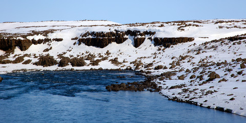 Obraz premium Amazing winter landscape of the snow cap on the mountain range in Iceland