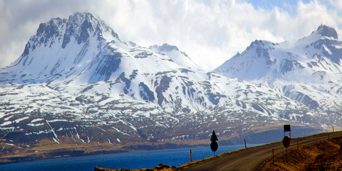 Fototapeta na wymiar Amazing winter landscape of the snow cap on the mountain range in Iceland