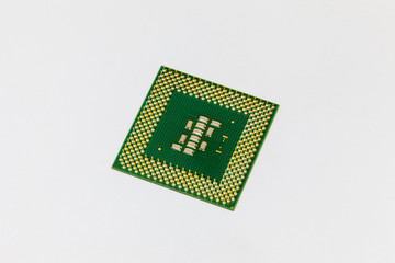 cpu, processore visto dal lato dei pin su sfondo bianco.