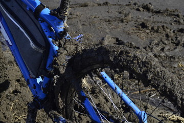 Obraz premium In the mud The rear wheel of a Bicycle