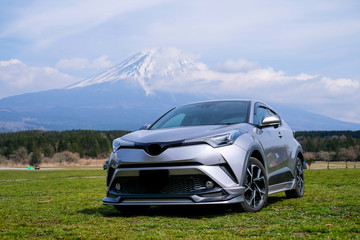 シルバーのSUV車