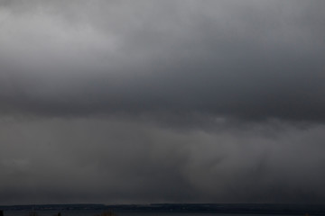 Dichte Wolken &uuml;ber dem Land