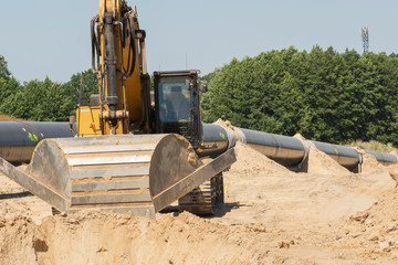 ein Schaufelbagger auf einer Pipeline Baustelle