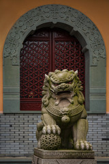 Obraz premium Xinchang, Zhejiang, China - January 6, 2019 : Mythical Lion statue in front of a temple inside the Xinchang Dafo temple complex
