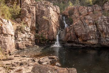 Wasserfall in braunen Tümpel 