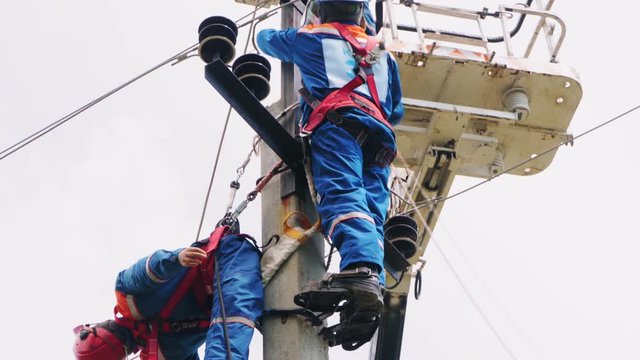 technician trains to save colleague dummy on electric post