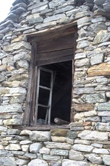 Fototapeta na wymiar particolare facciata in pietra a vista di antico fabbricato rurale