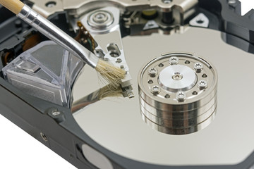 Cleaning the hard disk with a brush