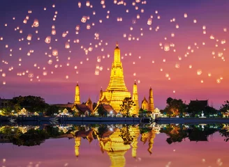Foto op Aluminium Wat Arun-tempel tijdens zonsondergang. Zonsondergang achter Wat Arun, Bangkok Thailand. © saravut
