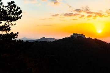 Obraz premium Landschaft mit Hohen Neuffen Sonnenuntergang