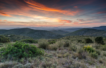 Puesta de sol en el parque natural del Garraf (Cataluña, España).
