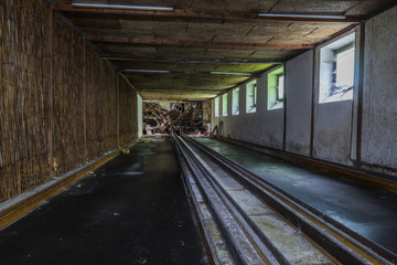 Obraz na płótnie Canvas dunkle kegelbahn in einem verlassenen gasthaus