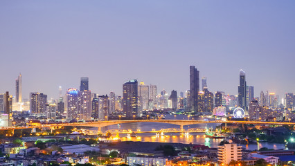 Naklejka premium Zmierzch Zachód słońca przez miasto i rzekę Chao Phraya Baerial, architektura, azja, tło, bangkok, bank, piękny, niebieski, łódź, most, budynek, biznes, kapitał, chao, miasto, cangkok, miasto Tajlandia