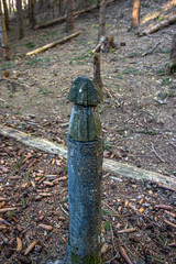 Holzskulptur im Wald