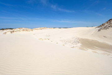 Słowiński Park Narodowy z ruchomymi wydmami jest położony w środkowej części polskiego wybrzeża,