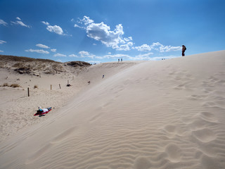 Fototapeta na wymiar Słowiński Park Narodowy z ruchomymi wydmami jest położony w środkowej części polskiego wybrzeża,