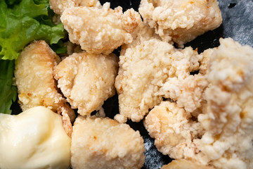 美味しそうな鶏の唐揚げの写真