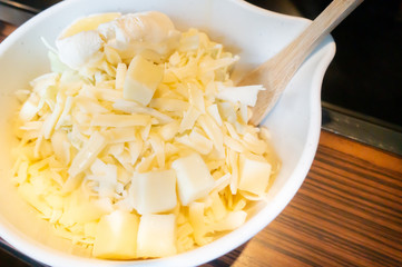 調理中のお好み焼きの写真