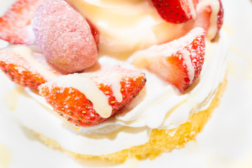 甘くておいしそうなフルーツケーキの写真